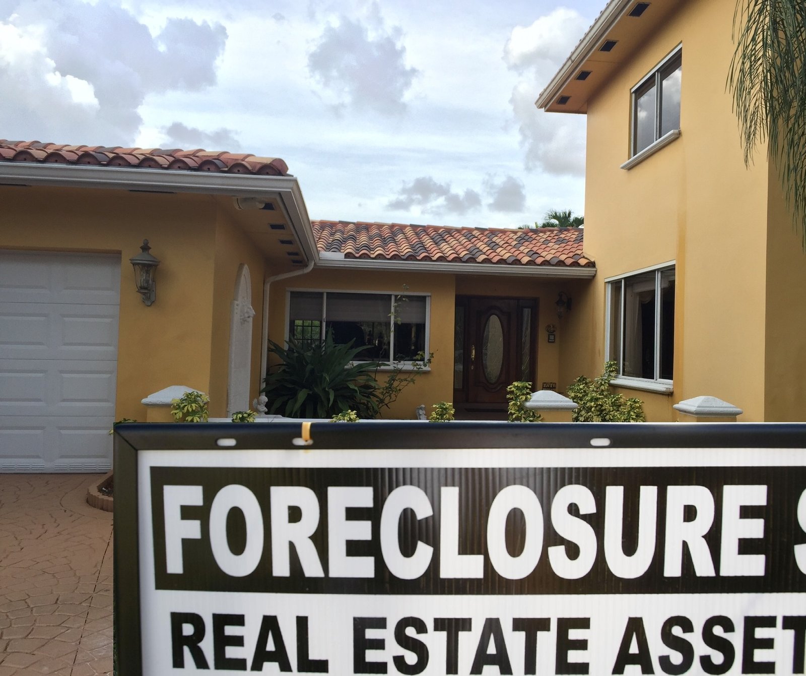 Foreclosure sign in front of a Broward County home