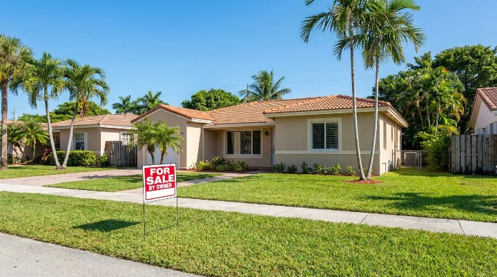 For Sale By Owner sign in front of a Miami FL home being sold without an agent